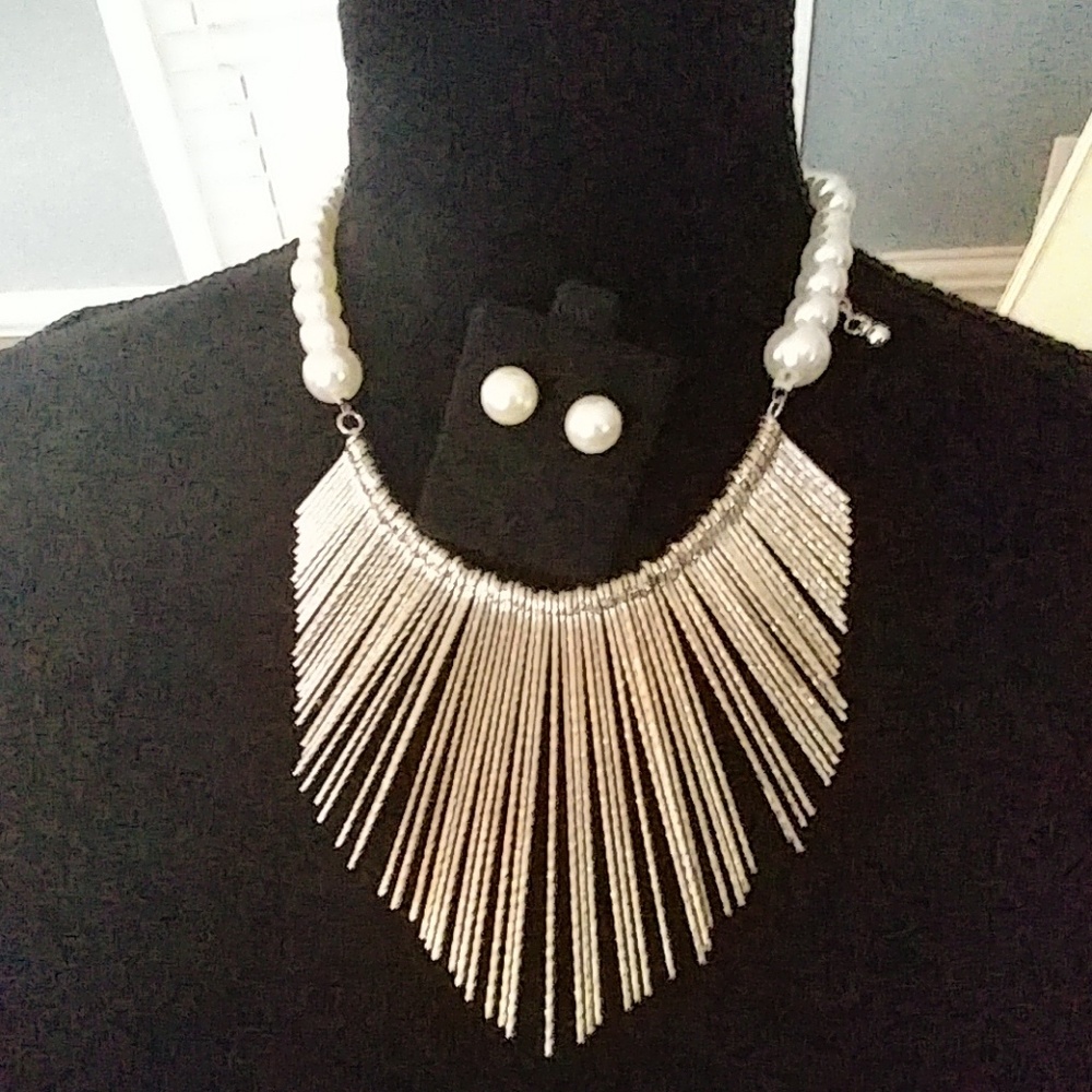 DR160.   Silver and Pearl Necklace w/earrings